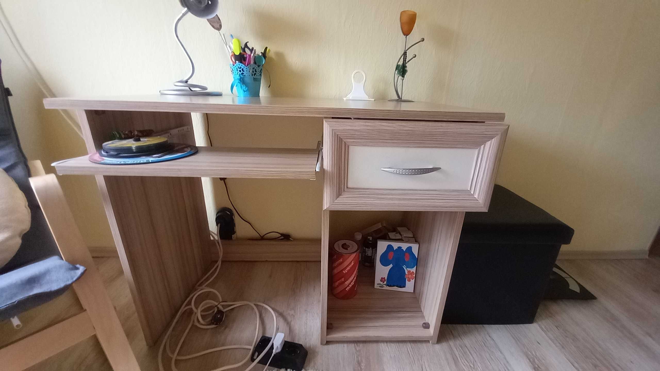 Бюро за лаптоп,за ученик,за работа.