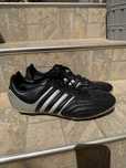 Бутонки adidas.
