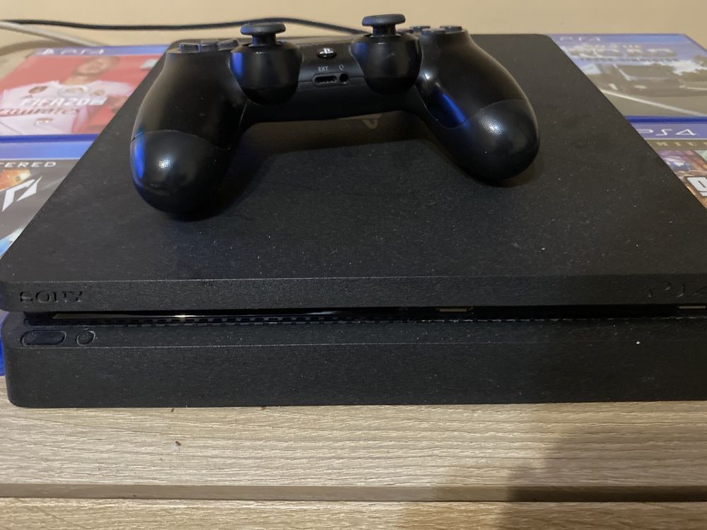 Vând PlayStation 4 cu jocuri