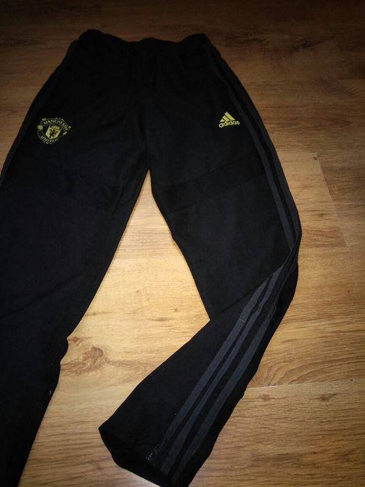 Pantaloni de trening Adidas Manchester United mărime 11-12 ani