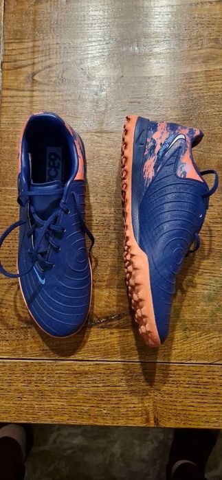 Бутонки и маратонки за футбол