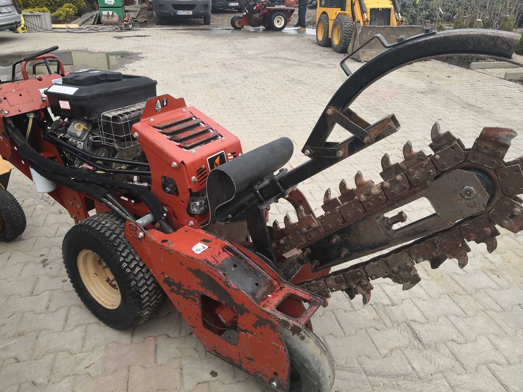 Utilaj sapat santuri Ditch Witch RT12 - gardenlogistic