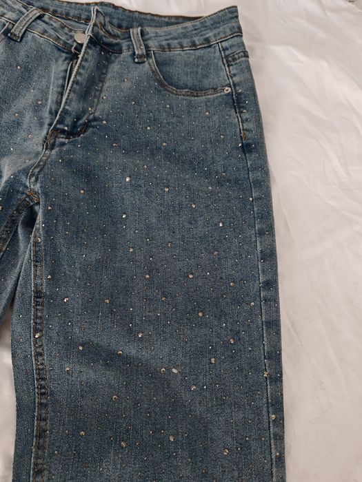 Blugi cu pietre mici