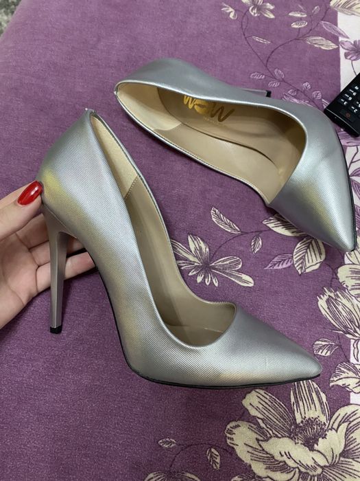 Vând pantofi stiletto