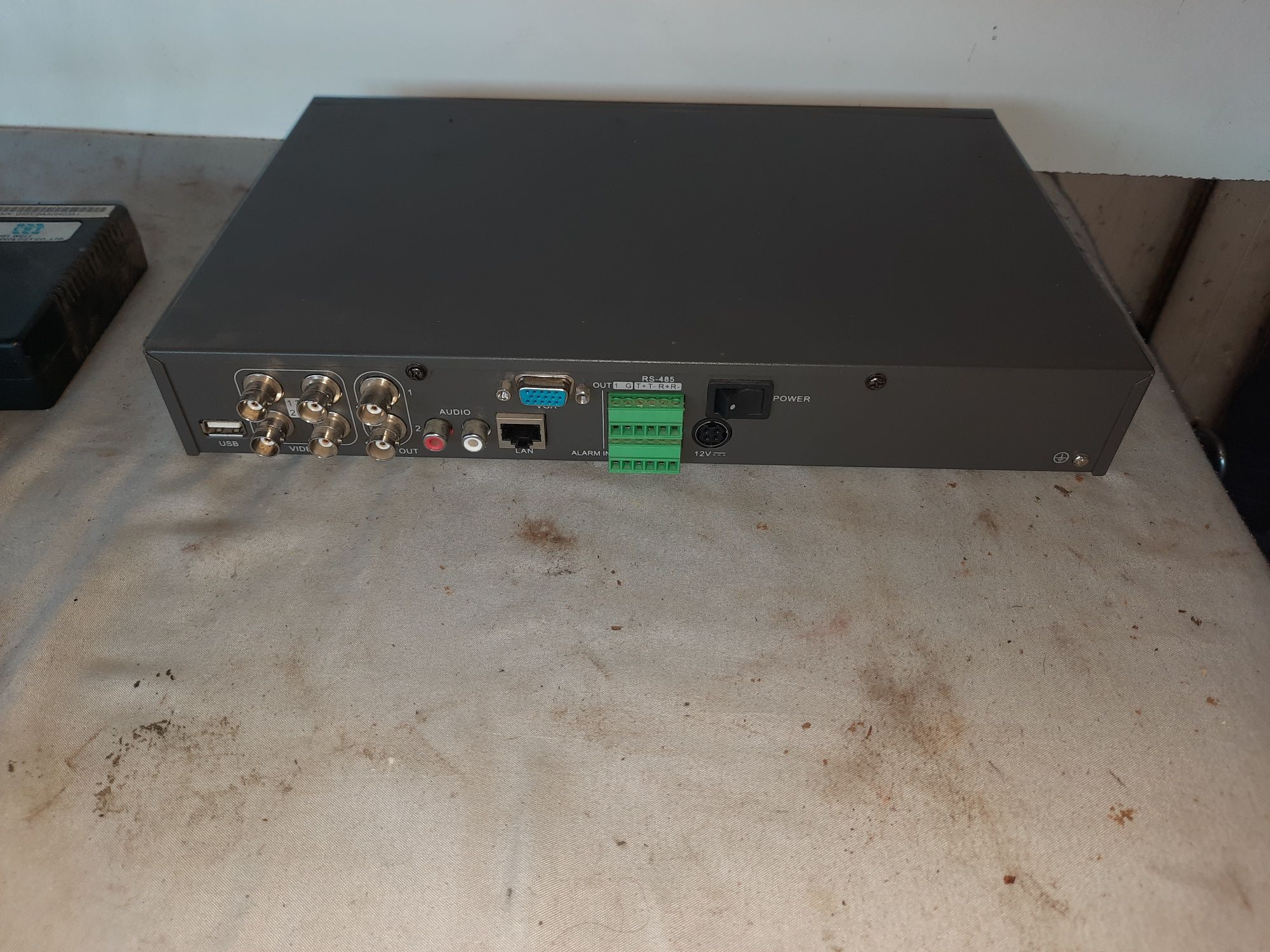 DVR устройство марка HIK VISION модел DS-7204HVI-S/M