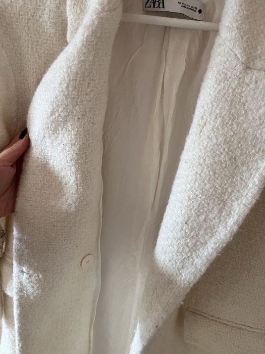 Бяло/много светло бежово палто Zara