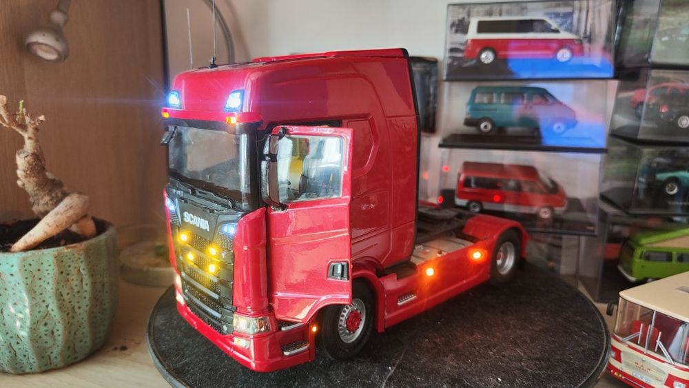 Macheta cap tractor tir Scania S770 1/24 cu lumini funcționale