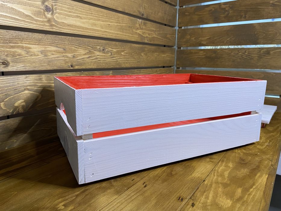 Бяло-червена декоративна дървена щайга с капак