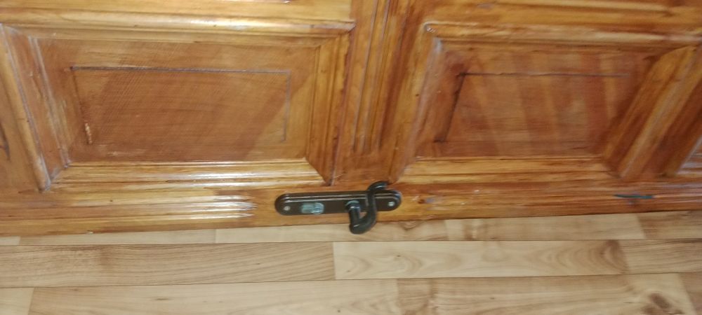 Продам деревянную дверь входную хорошее дерево