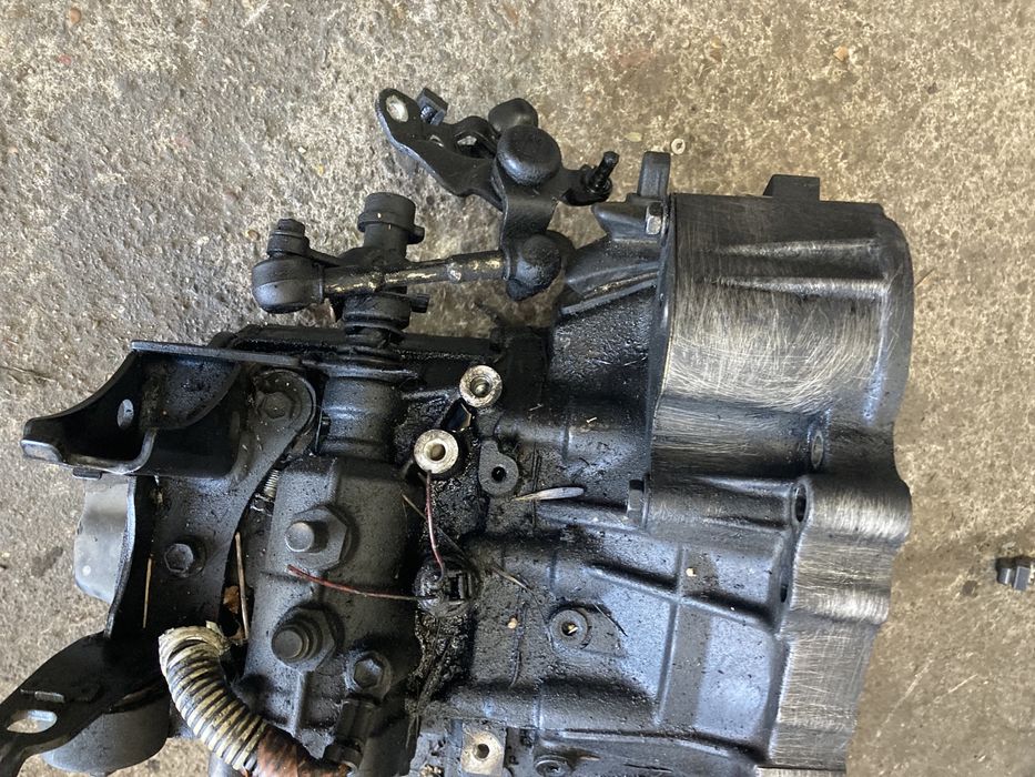 Toyota avensis verso 2.0d4d 2005год 5скорости ръчка Скоростна Кутия