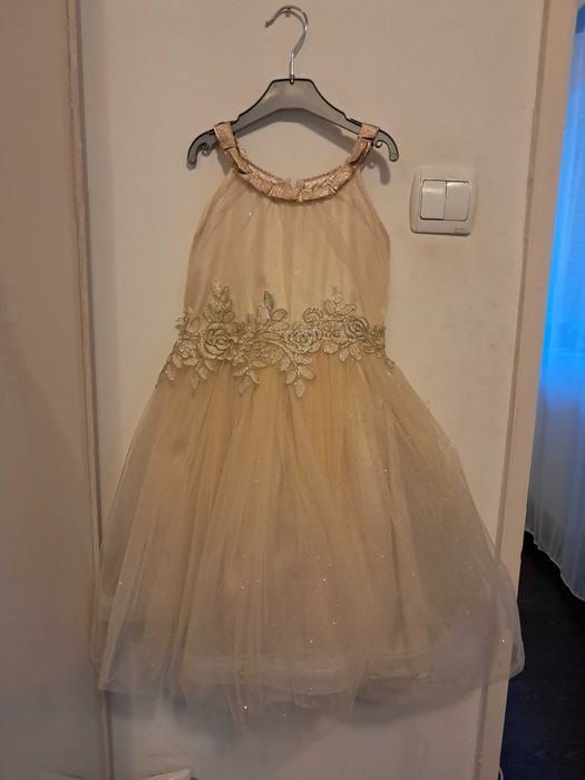 Rochiță elegantă aurie cu motive brodate, 8-9 ani