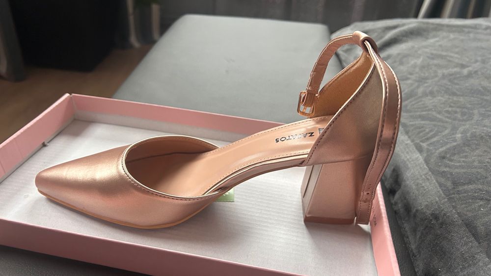 vand pantofi cu toc mediu