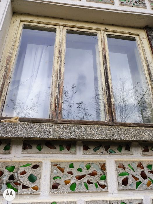 Продавам стара дограма, прозорци и врати, 30 лв, и 70 лв.