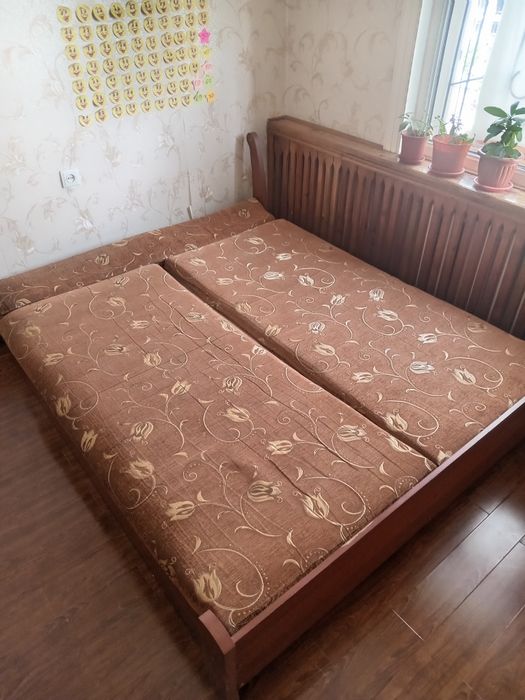 Продается двухспальная кровать. Требует реставрации.