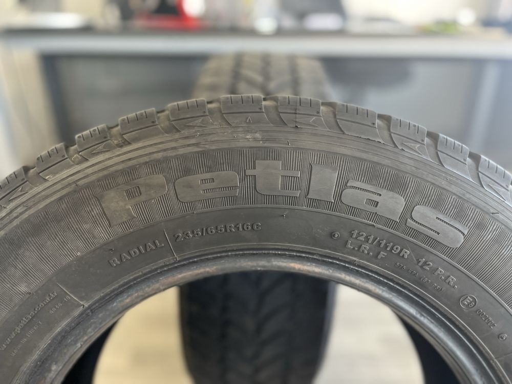 Зимни гуми 235/65/16C Petlas
