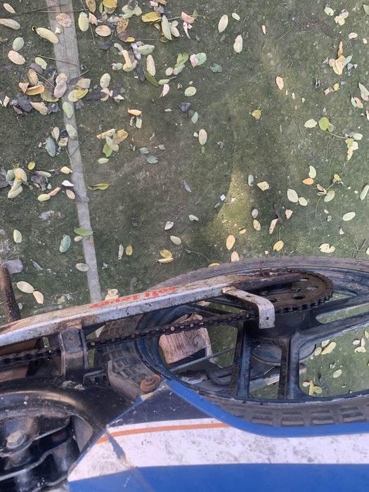 Vand sau achimb doua mopede cel rosu e 4t si cel alb e 2t