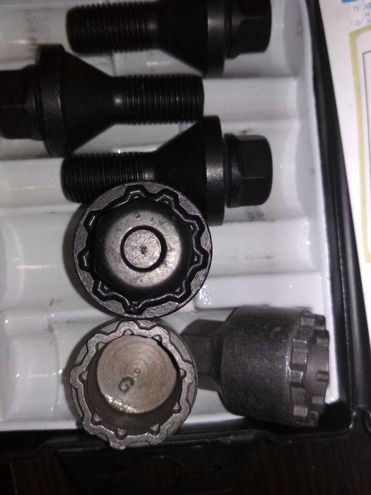 ОРИГИНАЛНИ! Секретни болтове за Алфа Ромео Стелвио Джулия