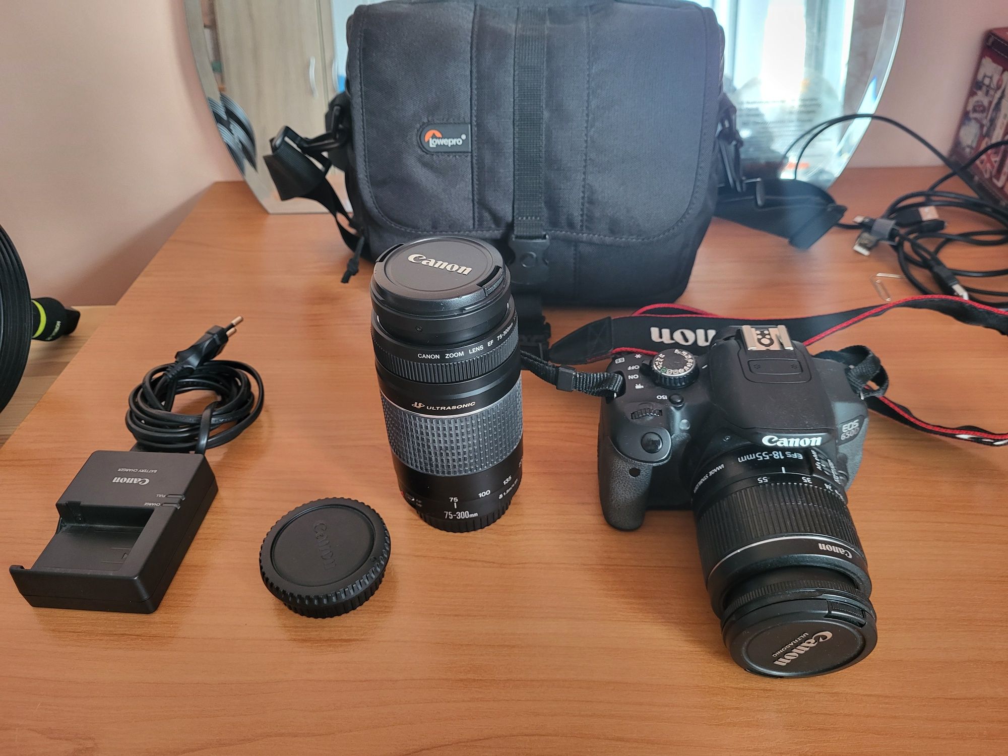 Продавам комплект фотоапарат Canon EOS 650D