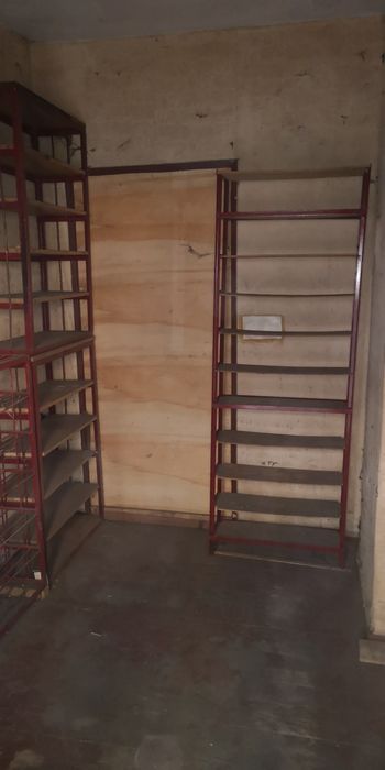 Железни стелажи  .