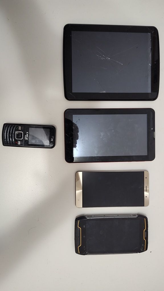 Lot telefoane și tablete