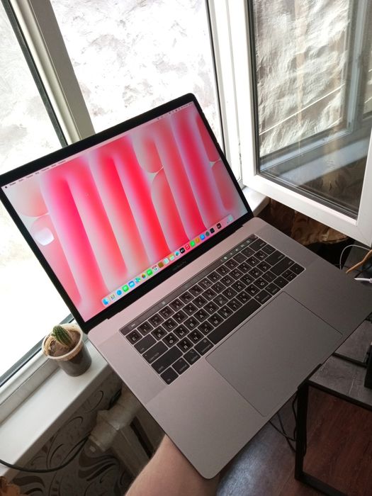 Apple MacBook PRO 15. i7/16/256/ ideal. Touch Bar/Touch ID.