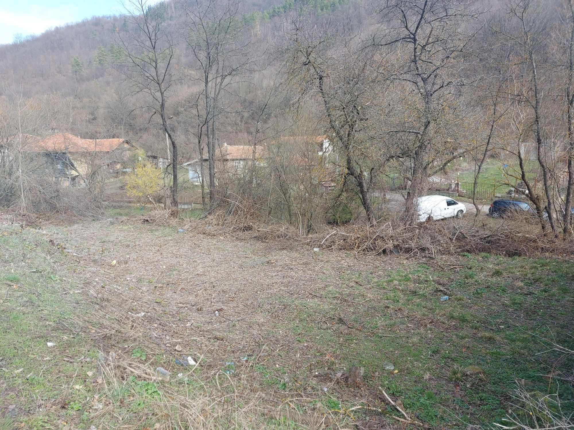 1. 7 дка парцел в регулация + Къща + Плевня, до река, на главен път