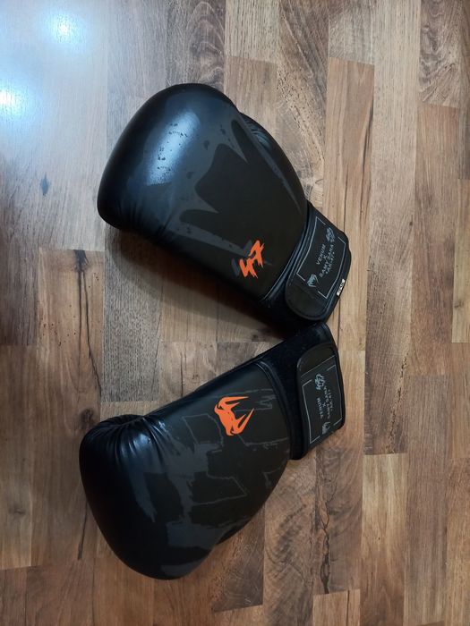 Перчатки боксёрские.