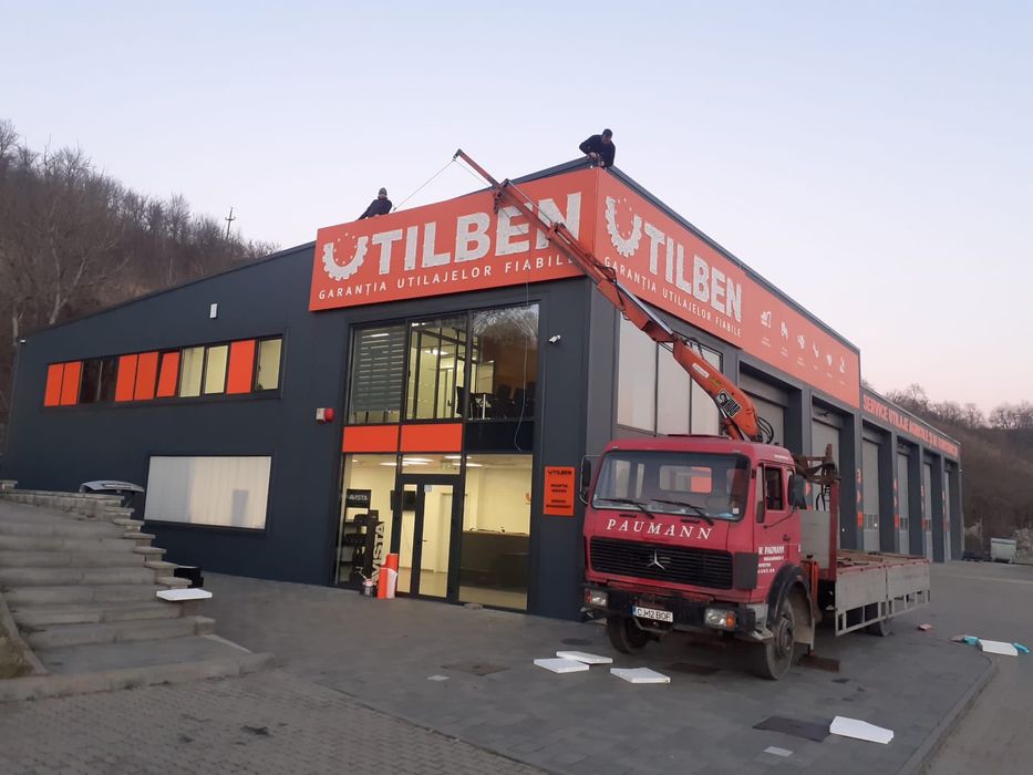 Camion Mercedes-Benz cu macara