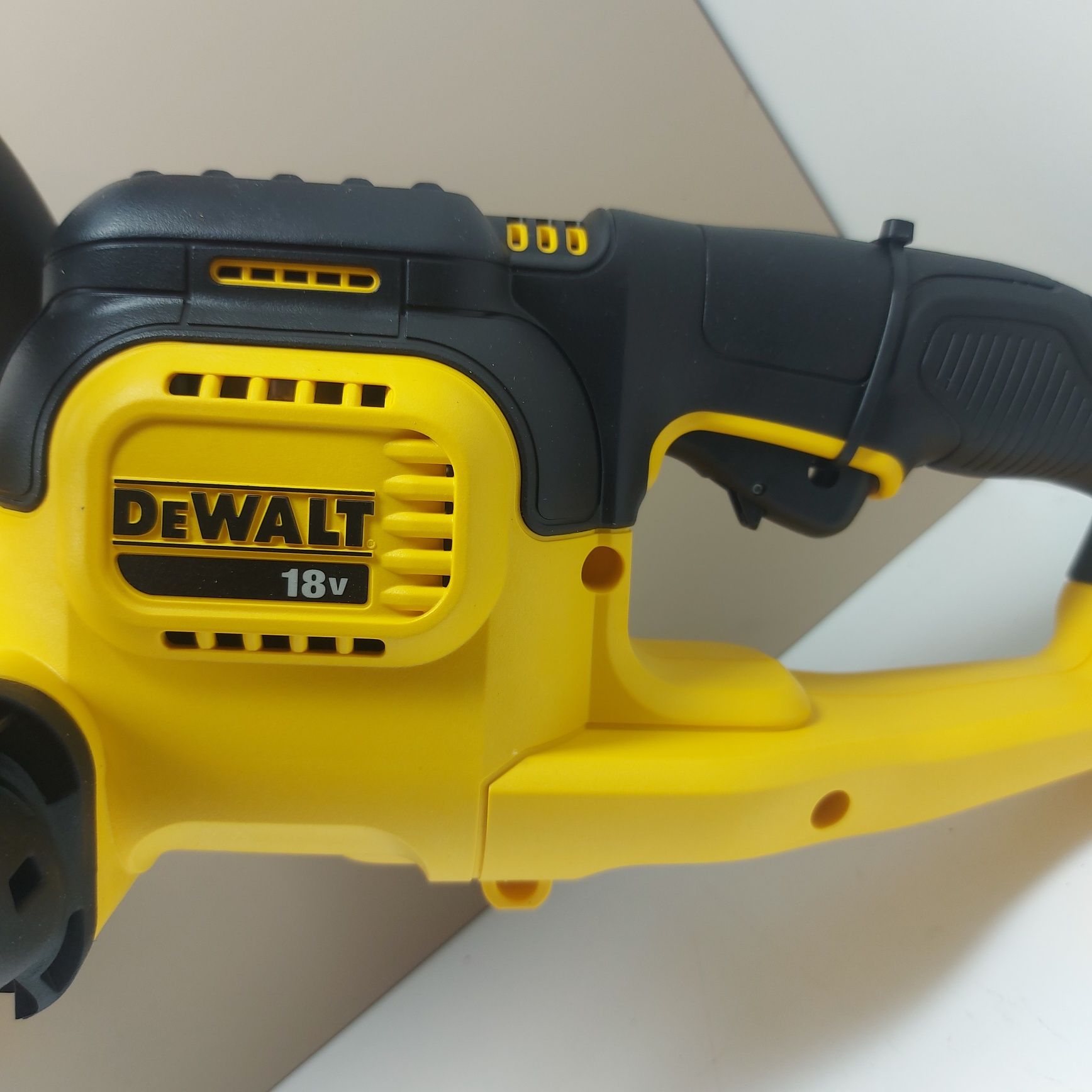 Акумулаторен храсторез Dewalt DCM563PB