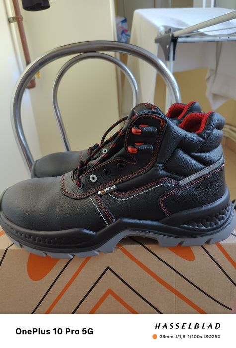 vand 1 pereche bocanci si 1 pereche pantofi protectie lucru