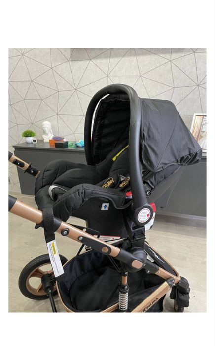 Продам универсальную коляску 3 в 1