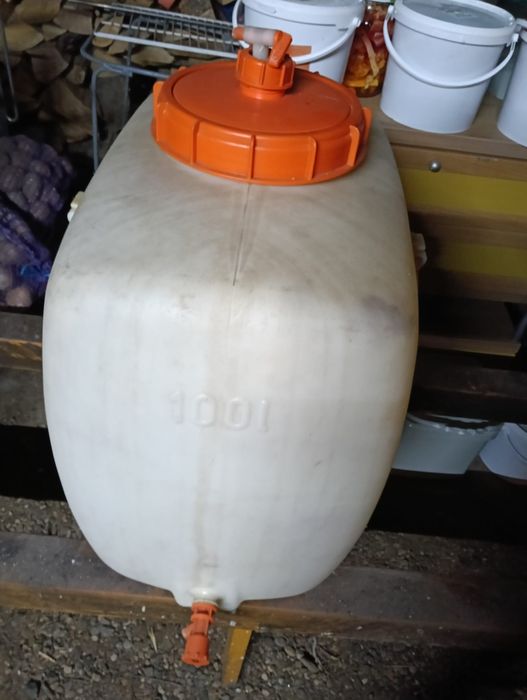 Vând butoi de plastic de 100 L și 200 L