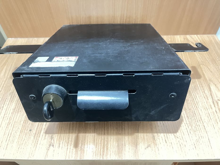 Продам заводской сейф автомобильный