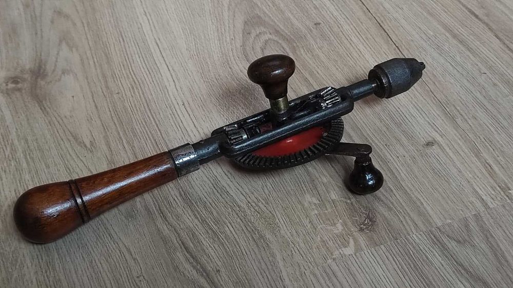 Bormașină manuală de găurit