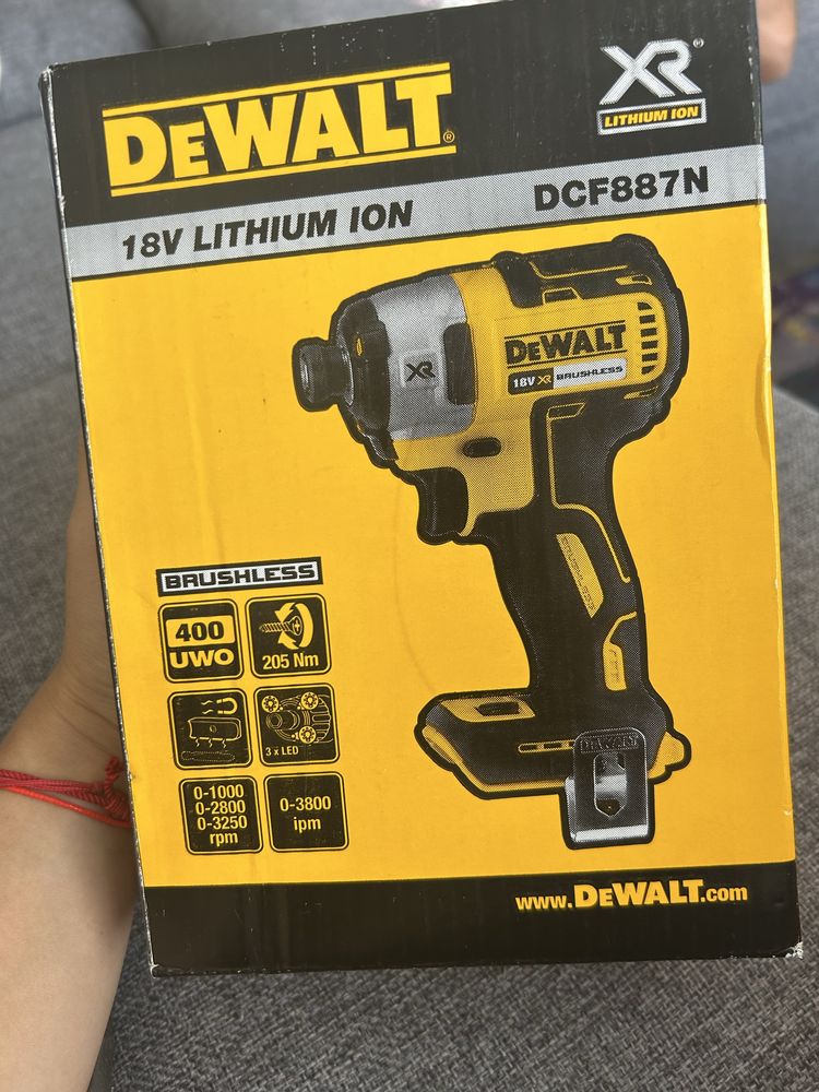 DeWALT акумулаторен ударен винтоверт нов