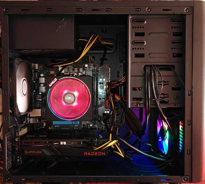 Продавам геймърски десктоп компютър.