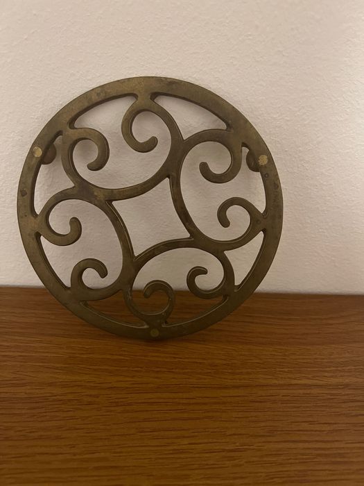 Поставка за цветя и за горещи съдове