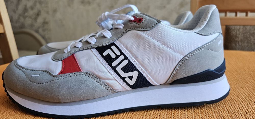 Продавам оригинални маратонки Fila