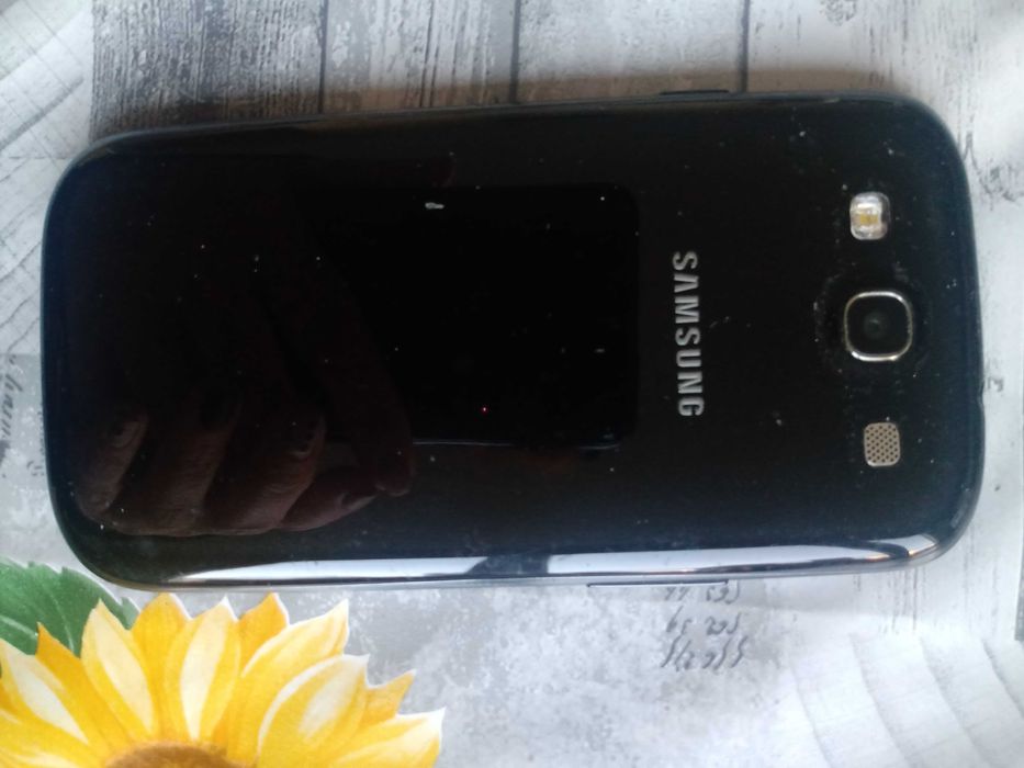 Работещ Samsung S-3 в отлично състояние и кожен калъф