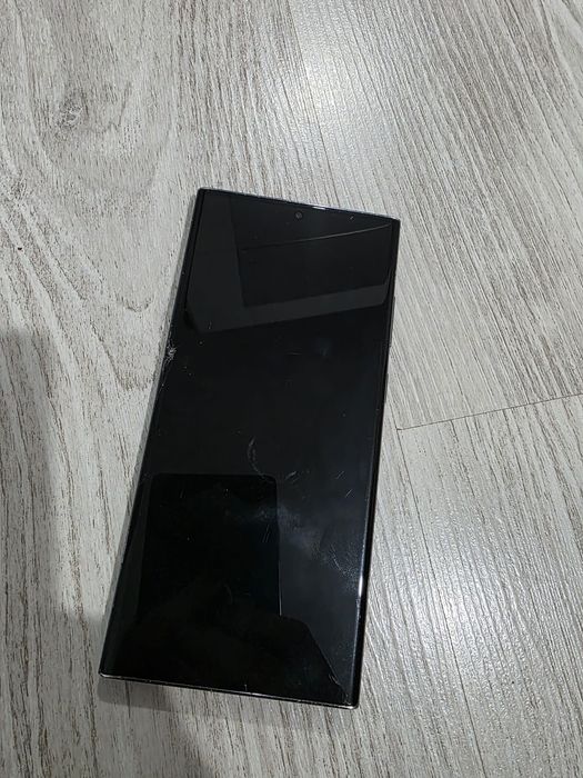 Samsung Galaxy S23 Ultra – 256 GB – Funcțional, DAR cu ecran spart