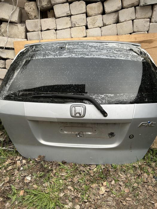 Продам дверь багажника Honda fit