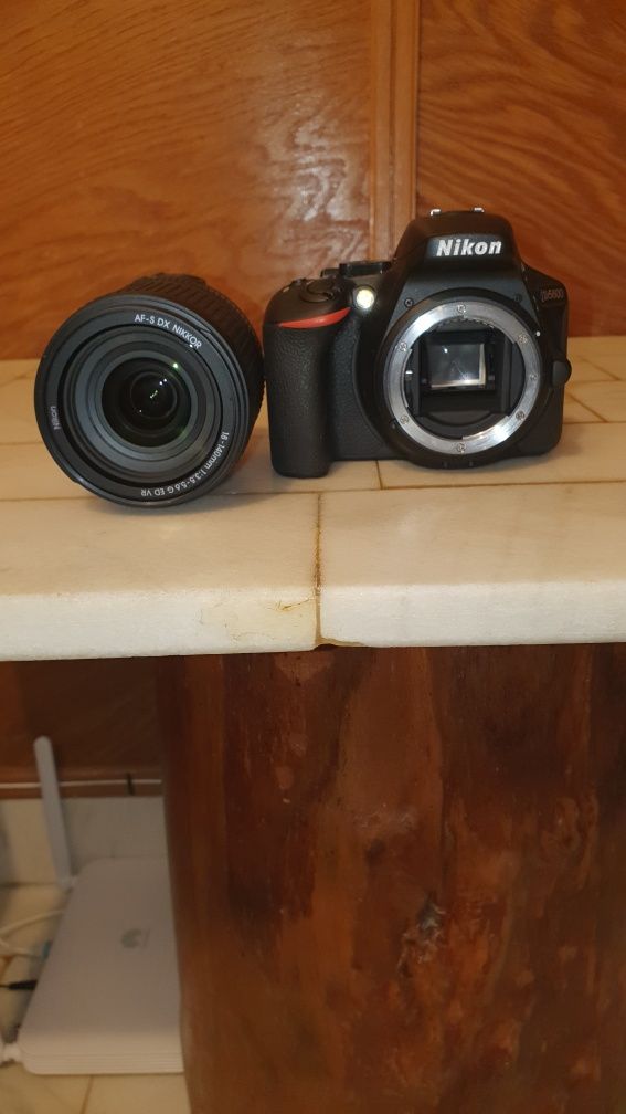 Nikon D5600 + Obiectiv 18 - 140 mm