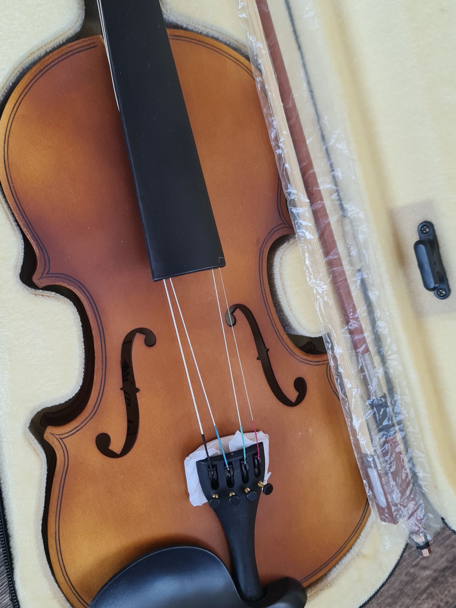 Новая скрипка в чехле продам