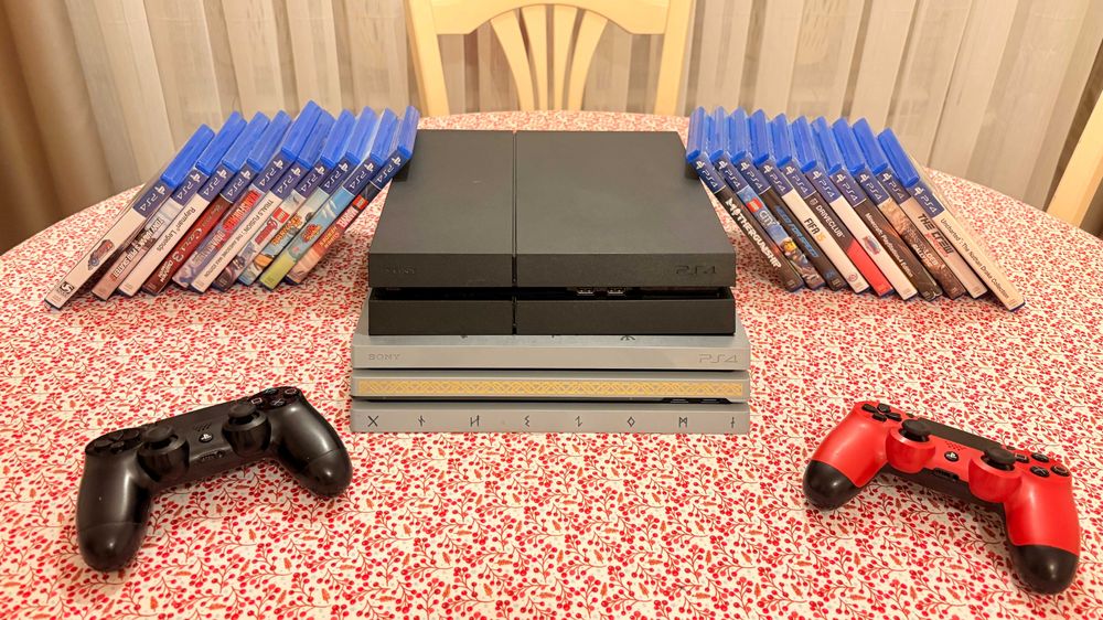 PS4 Pro 1 TB PS4 1 TB  2 manete + 20 jocuri + chitară Guitar Hero