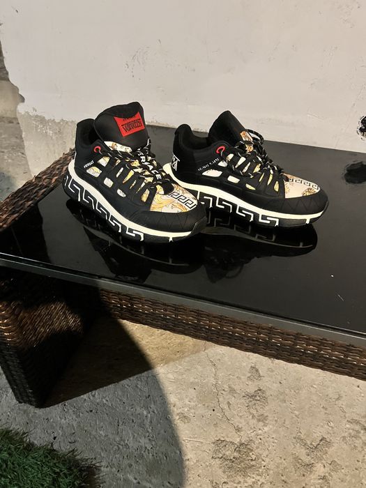 Vand adidasi Versace