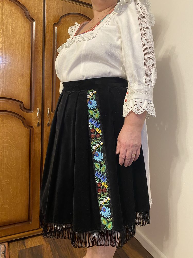 Costum popular cu zadie cu margele