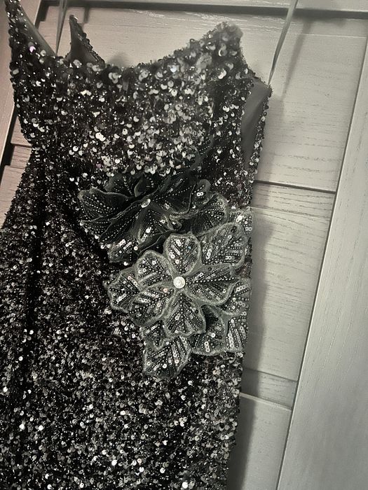 Продавам черна рокля с блестящ ефект за повод