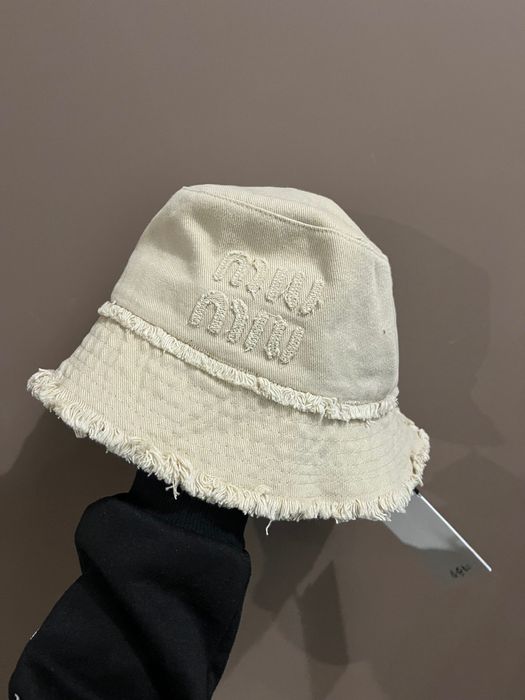 Дамски шапки в два цвята