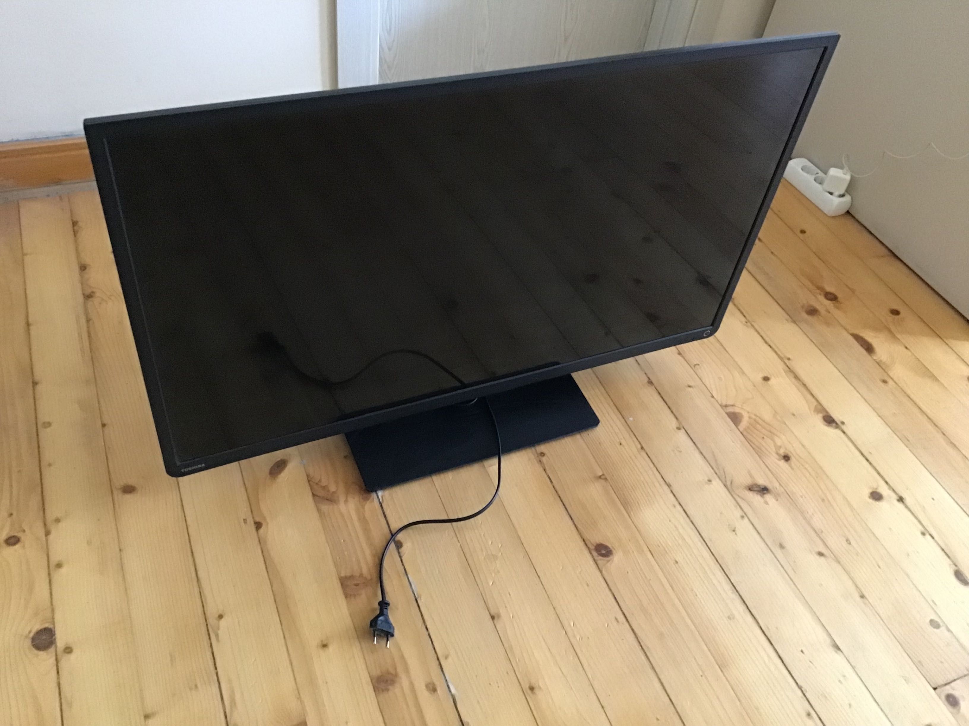 Toshiba 39L2353D – телевизор за части.