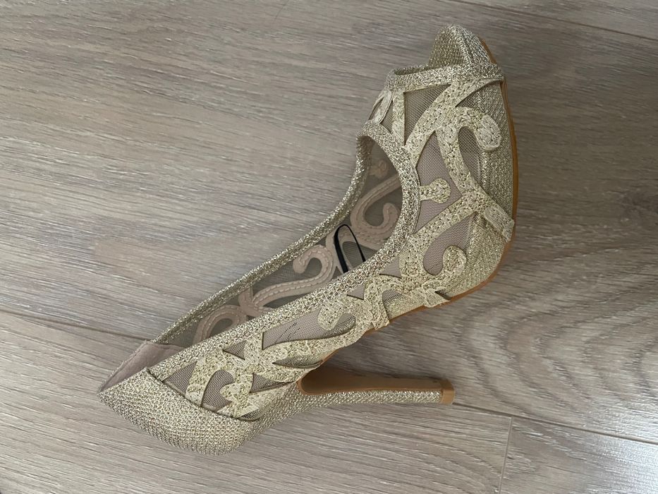 Златни обувки на ток